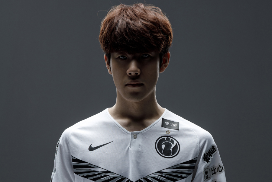 LNG Esports 模仿职业选手 knight 和 Alola 努力学习。 Bilibili Gaming 在第一场比赛中击败了 LNG Esports 。