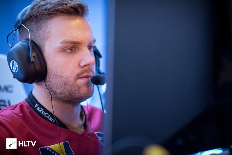 开玩笑的！ GALA Comet EZ 疯狂击杀蝙蝠 JIEJIE ，用致命的剪刀脚 Invictus Gaming 扫除 FunPlus Phoenix 。