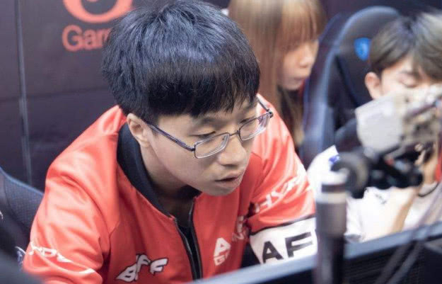 让我们携手并进！ Bilibili Gaming 官方： Easyhoon 将继续担任俱乐部教练
